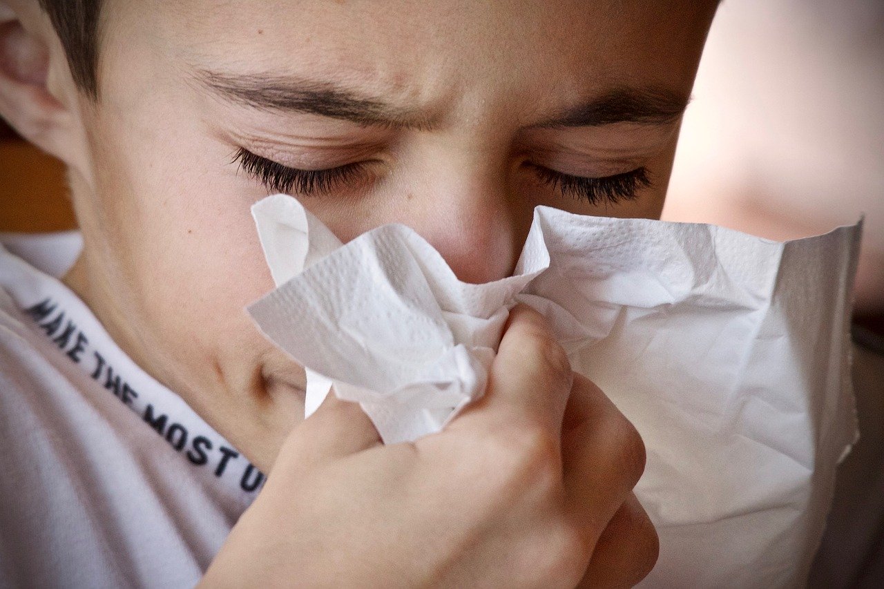 アレルギー性鼻炎は雨の日と関係あるの？くしゃみ連発でひどいです！