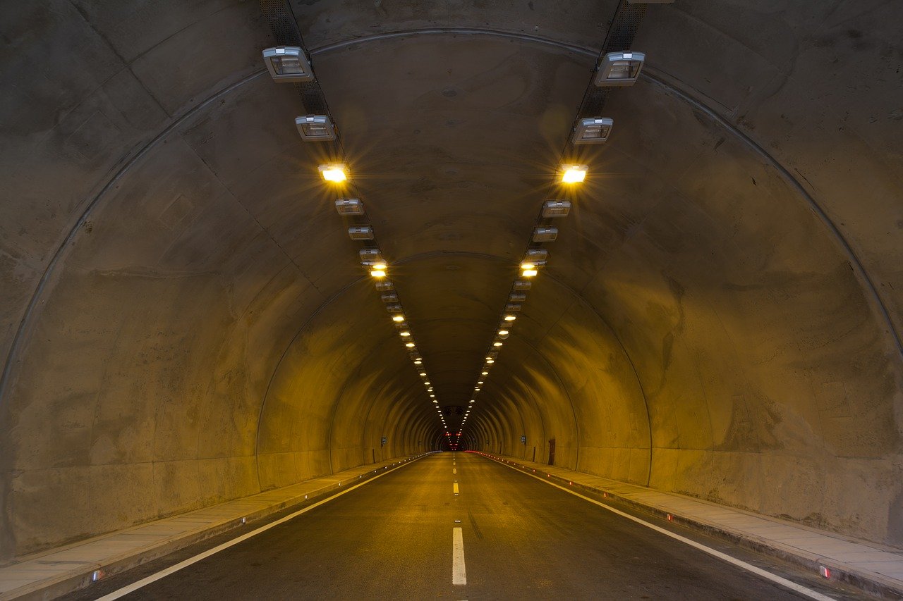 高速道路のトンネルで追い越し 車線変更はしていいの 怖くてしませんけどね シゲキタイムズ