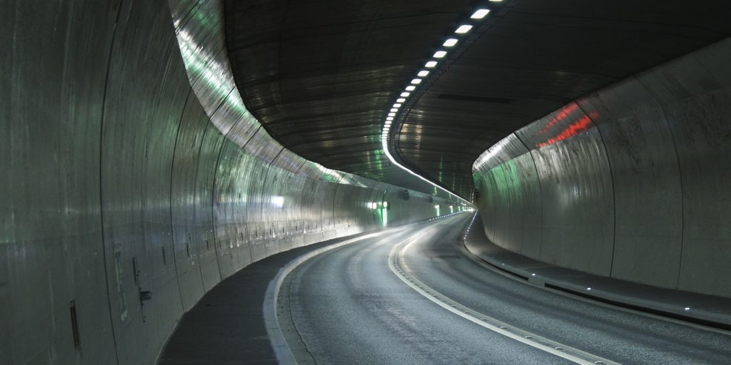 高速道路のトンネルで追い越し 車線変更はしていいの 怖くてしませんけどね シゲキタイムズ