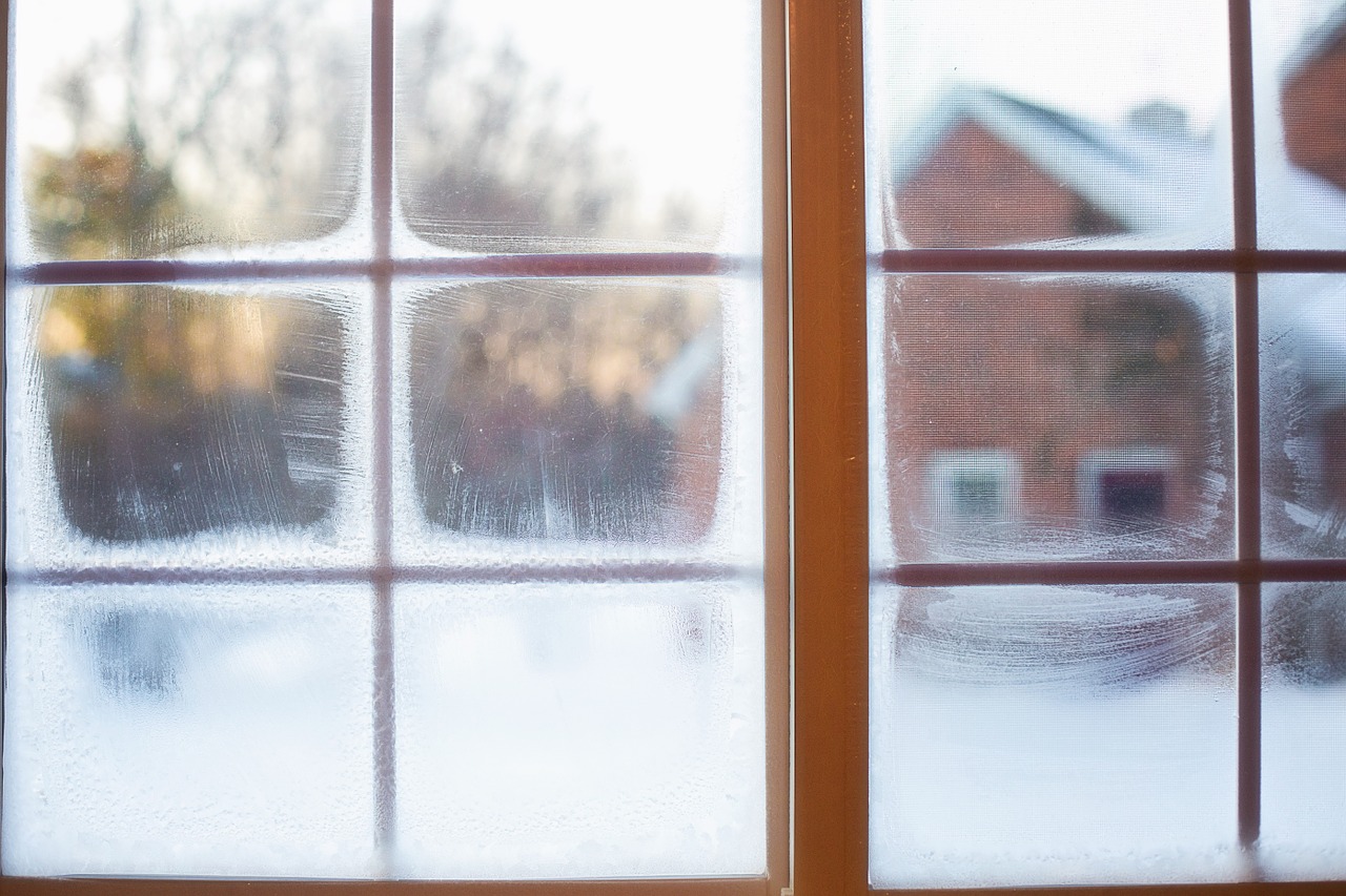 窓からの冷気を遮断させる