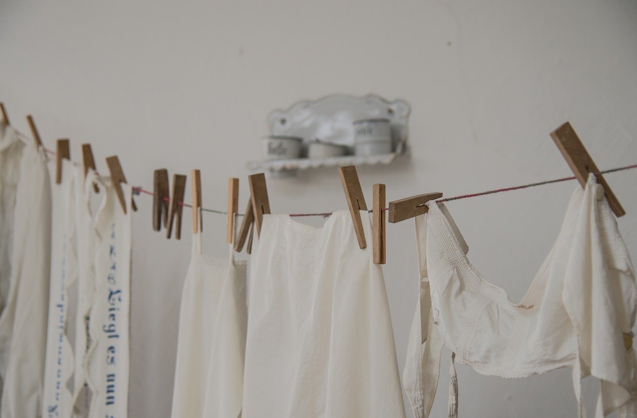 【洗濯物を早く乾かす家電】洗濯物が乾かない冬シーズンの味方！小型衣類乾燥機など
