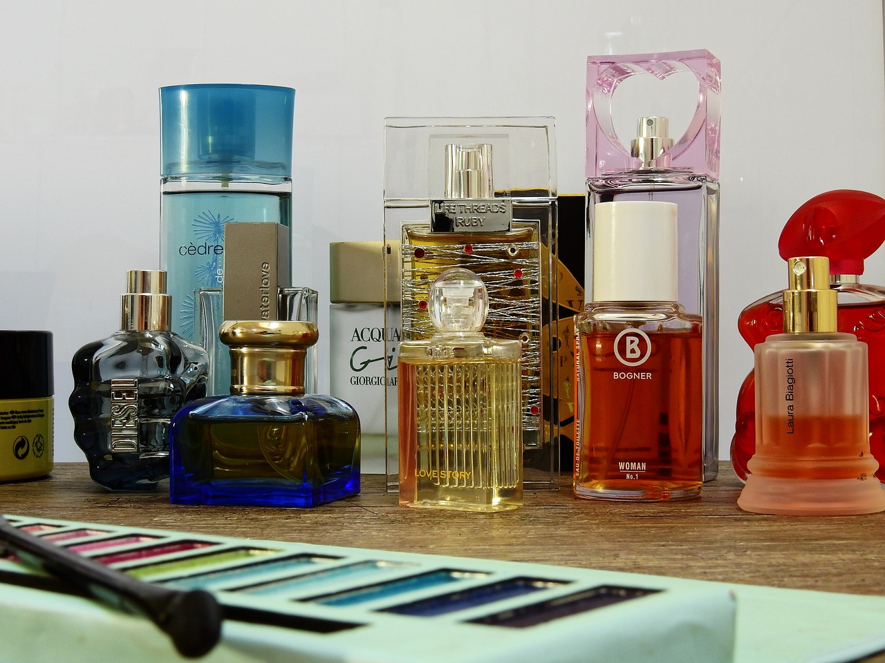 気になる香水は「香りの定期便カラリア」で毎月試し放題！