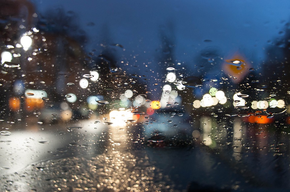 夜の雨の日の運転は視界が悪くて見えない！コツはあるの？